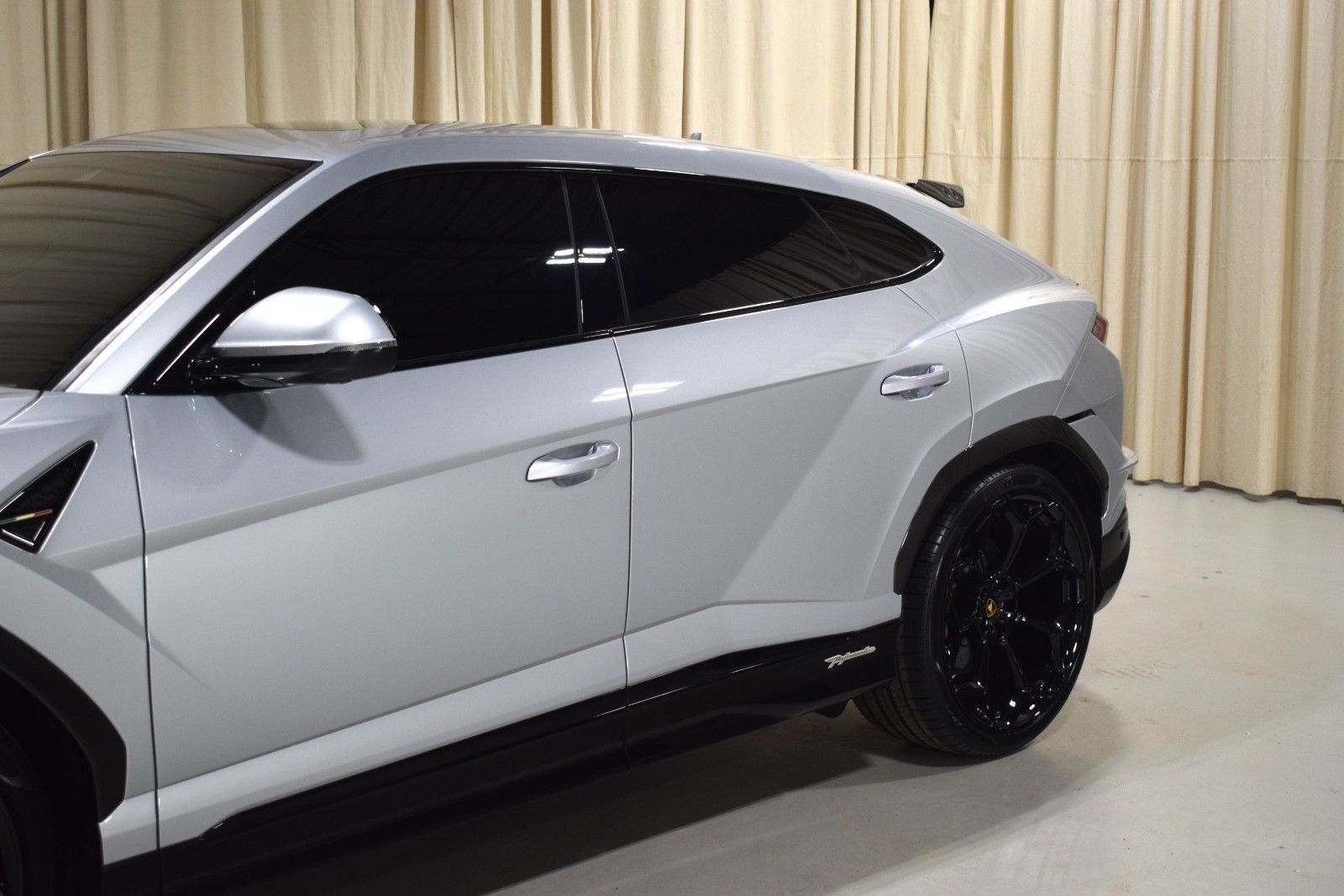 Used 2024 Lamborghini Urus Performante AWD/4WD image 2