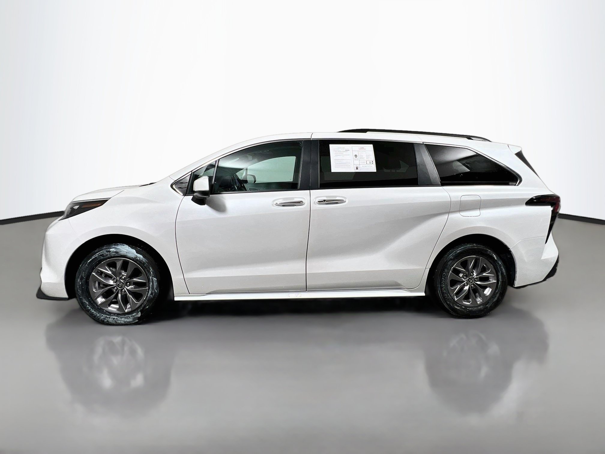 Used 2025 Toyota Sienna XLE FWD image 9