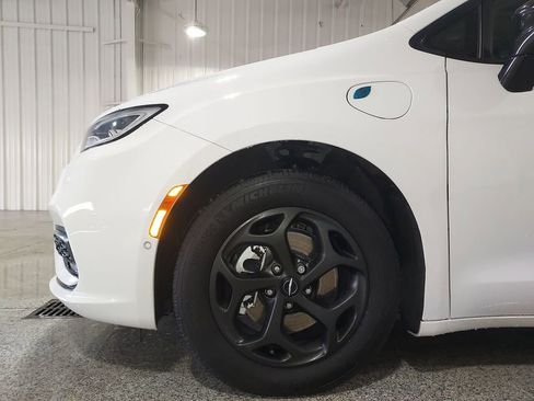 Used 2024 Chrysler Pacifica Select image 16