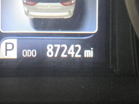 Used 2018 Toyota Sienna LE w/ Carpet Mat Package FWD image 8
