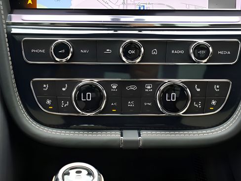 Used 2025 Bentley Bentayga Extended Wheelbase AWD/4WD image 20