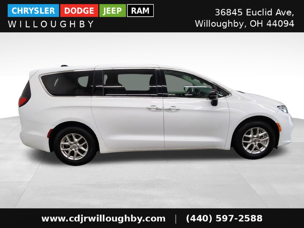 Used 2024 Chrysler Pacifica Touring-L FWD image 4