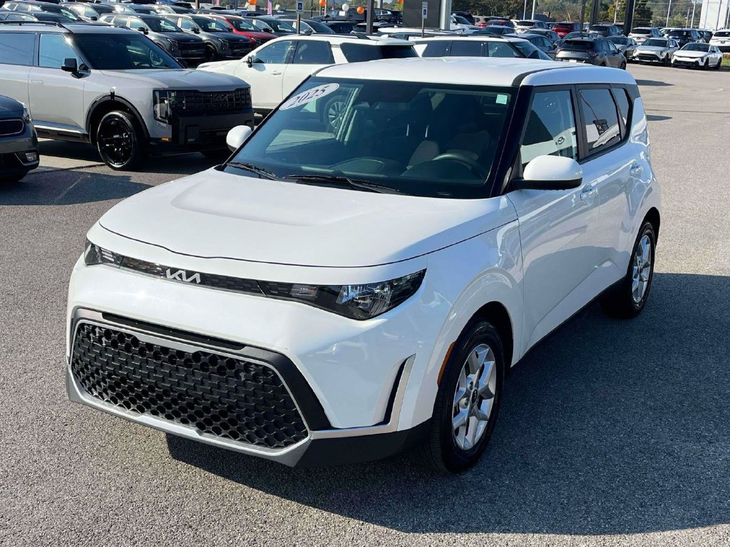 Used 2025 Kia Soul LX w/ LX Technology Package FWD image 30