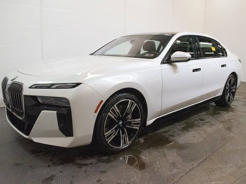 Certified 2023 BMW 760i xDrive w/ Luxury Rear Seating Package image 8