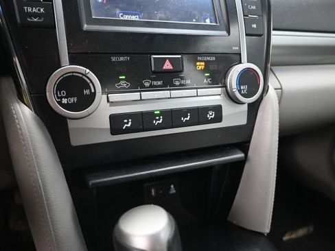 Used 2013 Toyota Camry LE image 28