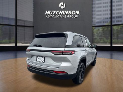 Used 2024 Jeep Grand Cherokee Altitude image 3