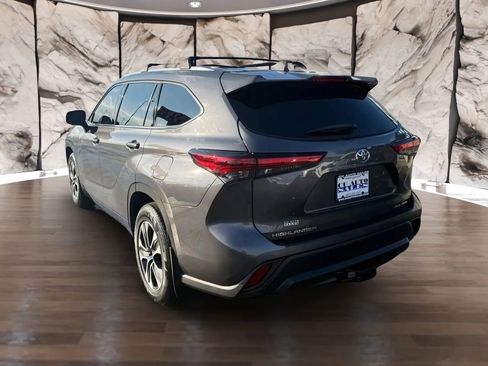 Used 2021 Toyota Highlander XLE image 5