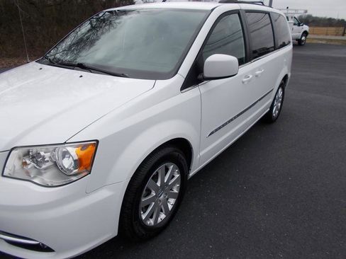 Used 2016 Chrysler Town & Country Touring image 8