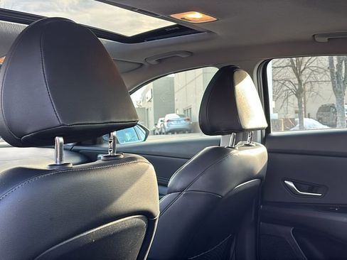 Used 2025 Hyundai Elantra Limited image 32