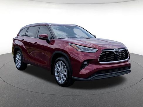 Used 2024 Toyota Highlander Limited FWD image 8