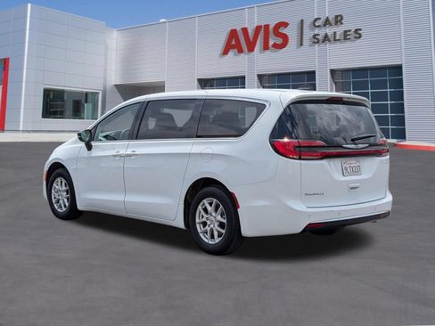 Used 2024 Chrysler Pacifica Touring-L FWD image 9