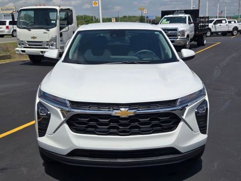 Used 2024 Chevrolet Trax LS w/ LS Convenience Package FWD image 8