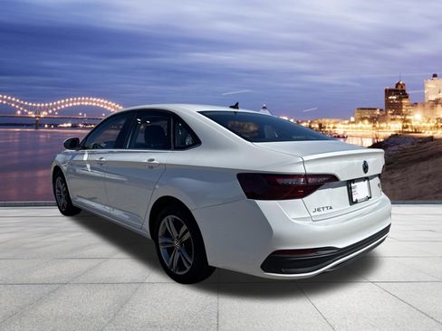 Certified 2023 Volkswagen Jetta SE FWD image 3