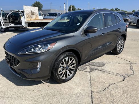 Used 2020 Ford Escape Titanium image 9