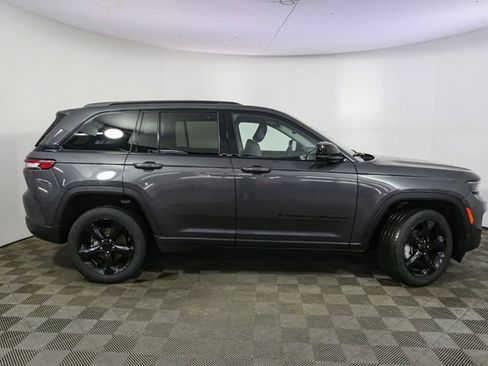 Used 2023 Jeep Grand Cherokee Limited w/ Black Appearance Package AWD/4WD image 15