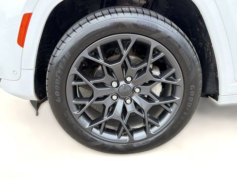 Used 2025 Jeep Grand Cherokee Summit AWD/4WD image 13