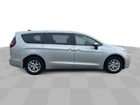 Used 2023 Chrysler Pacifica Touring-L FWD image 10