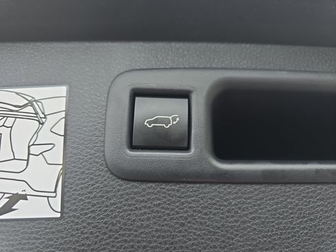Used 2023 Toyota Highlander Bronze Edition FWD image 13
