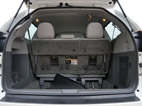 Used 2018 Toyota Sienna XLE w/ XLE Navigation Package AWD/4WD image 9
