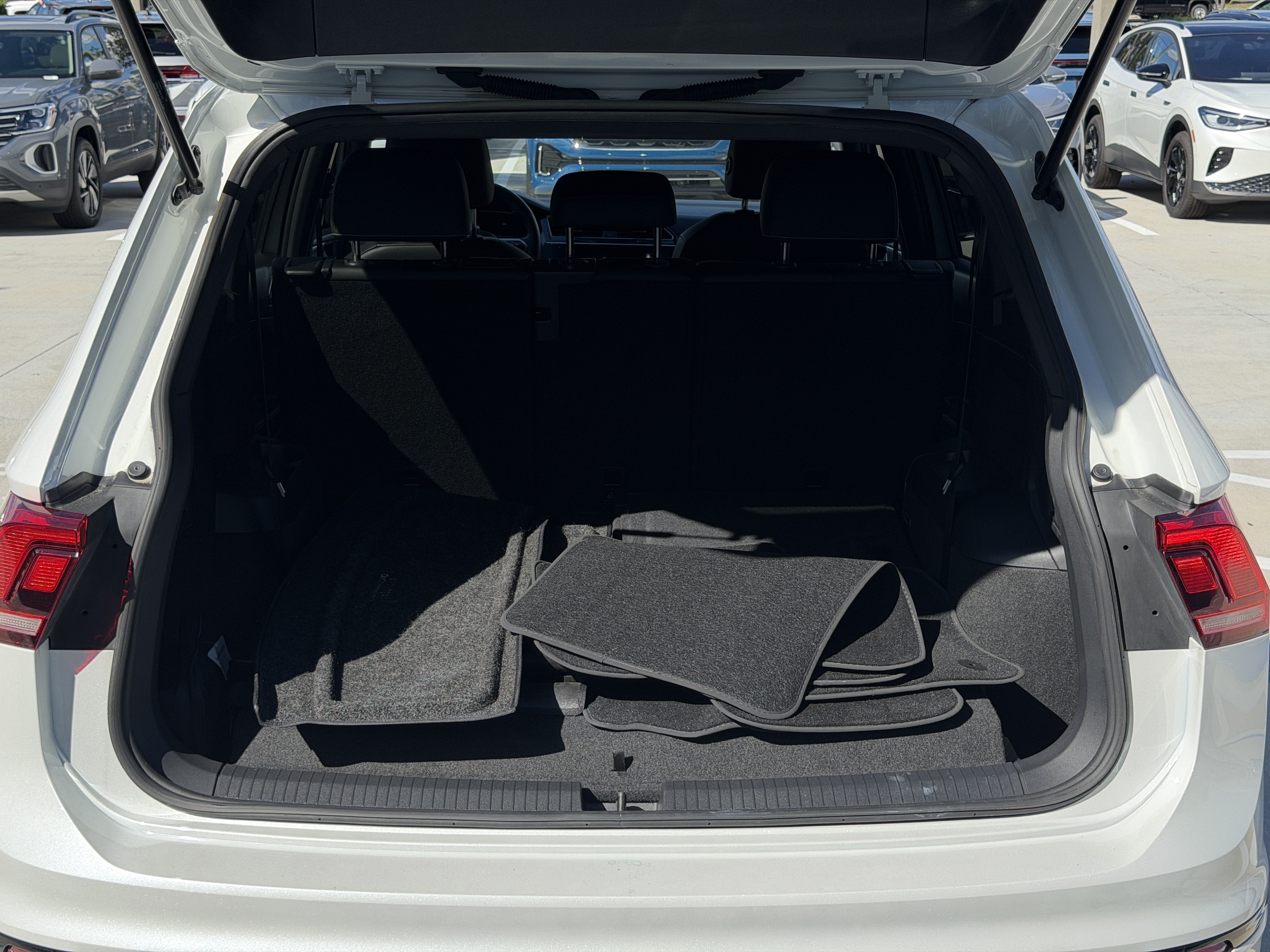 Certified 2023 Volkswagen Tiguan SE R-Line FWD image 11