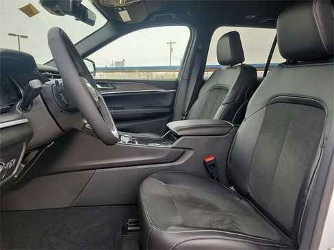 New 2026 Jeep Grand Cherokee Altitude image 12