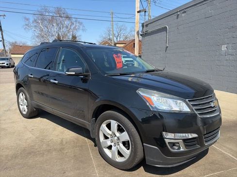 Used 2017 Chevrolet Traverse LT w/ Style and Technology Package FWD image 2