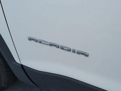 Used 2023 GMC Acadia SLT image 8