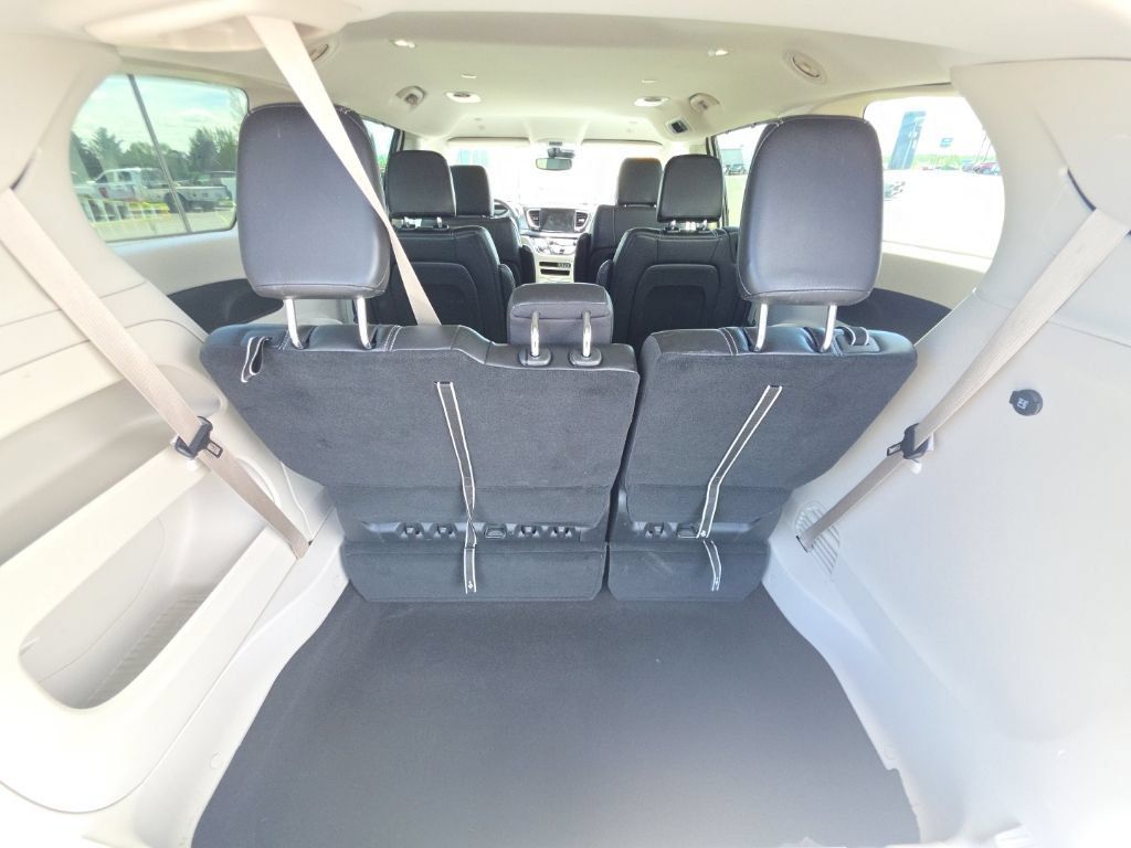 Used 2024 Chrysler Pacifica Touring-L FWD image 13