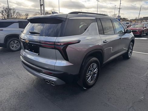 Used 2025 Chevrolet Traverse LT image 2