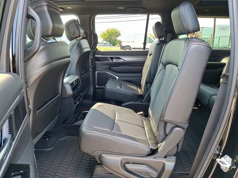 New 2025 Jeep Wagoneer L Series II AWD/4WD image 9