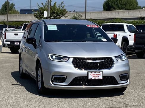 Used 2024 Chrysler Pacifica Touring FWD image 46
