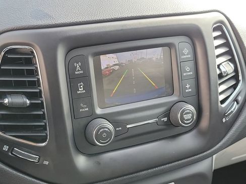 Used 2018 Jeep Compass Latitude image 28