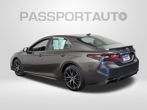 Used 2022 Toyota Camry SE w/ Convenience Package image 3