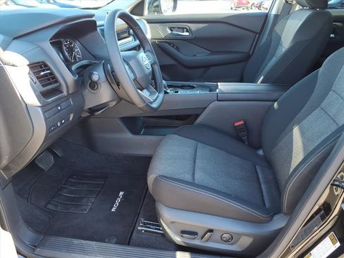 Used 2025 Nissan Rogue SV image 7