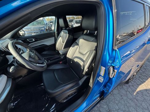 Used 2025 Jeep Compass Limited image 37