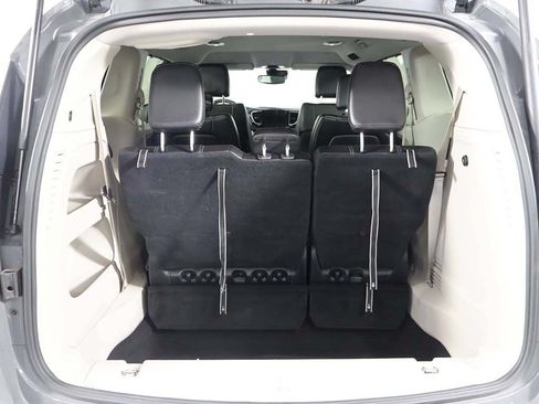 Used 2023 Chrysler Pacifica Touring-L FWD image 17