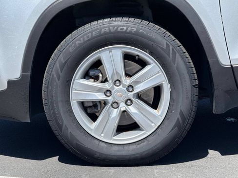Used 2022 Chevrolet Trax LT w/ LT Convenience Package AWD/4WD image 15