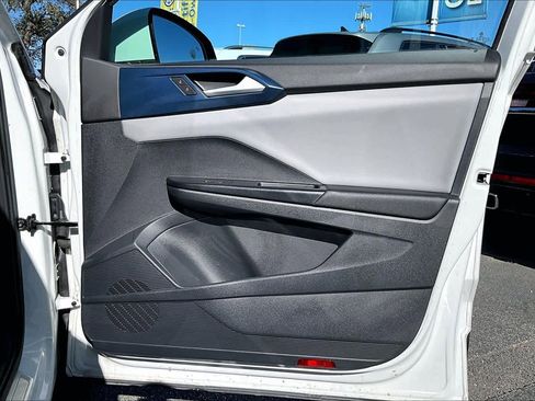 Used 2023 Volkswagen Taos SE w/ Panoramic Sunroof Package image 23