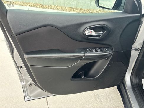 Used 2016 Jeep Cherokee Latitude FWD image 14