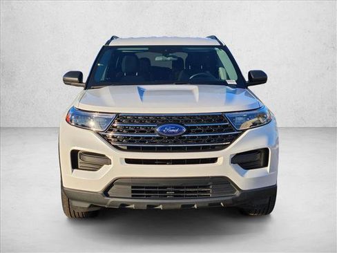 Used 2022 Ford Explorer XLT image 2