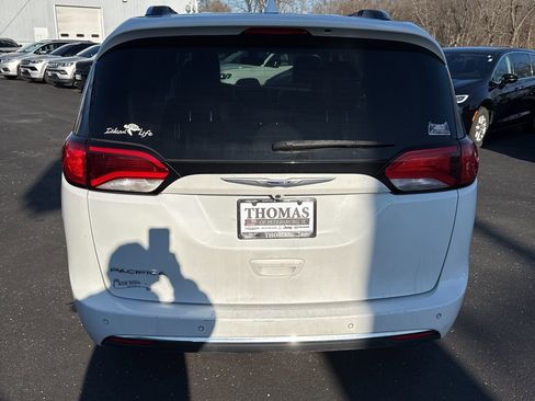 Used 2019 Chrysler Pacifica Touring-L image 6