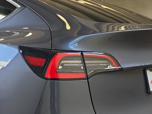 Used 2021 Tesla Model Y Long Range AWD/4WD image 37