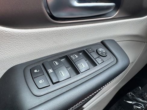 Used 2023 Chrysler Voyager LX image 29