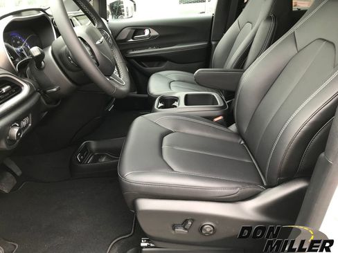 New 2026 Chrysler Pacifica Select image 14
