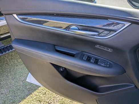 Used 2022 Cadillac XT5 Premium Luxury w/ LPO, ONYX Package image 9