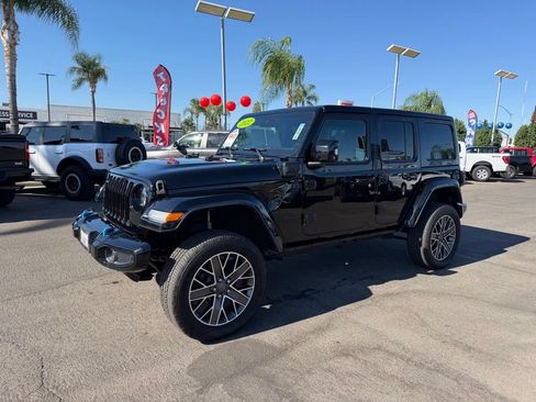 Used 2022 Jeep Wrangler Unlimited Sahara AWD/4WD image 3