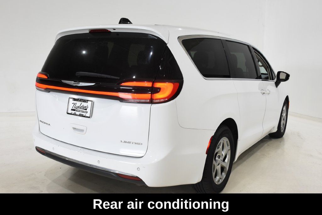 Used 2024 Chrysler Pacifica Limited FWD image 4