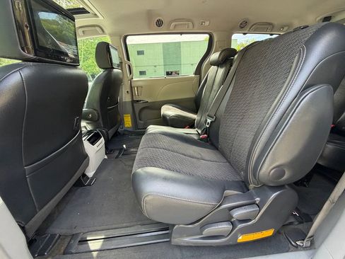 Used 2012 Toyota Sienna SE FWD image 20