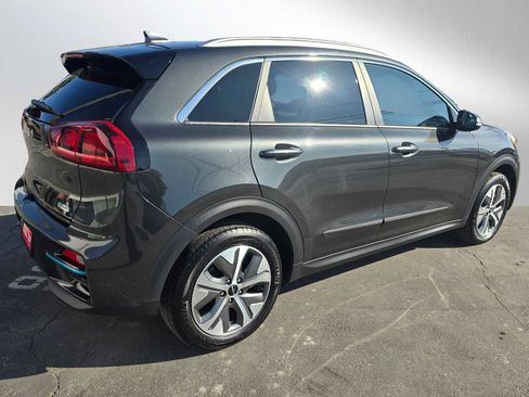 Used 2022 Kia Niro EX image 3