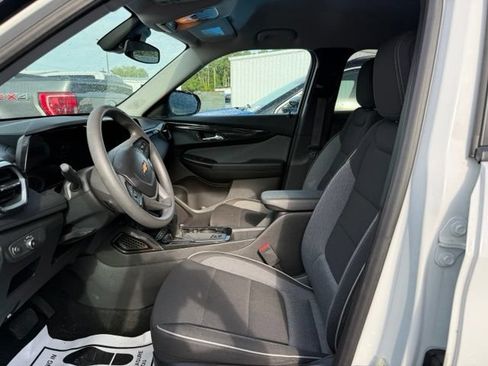 Used 2025 Chevrolet TrailBlazer LT AWD/4WD image 6